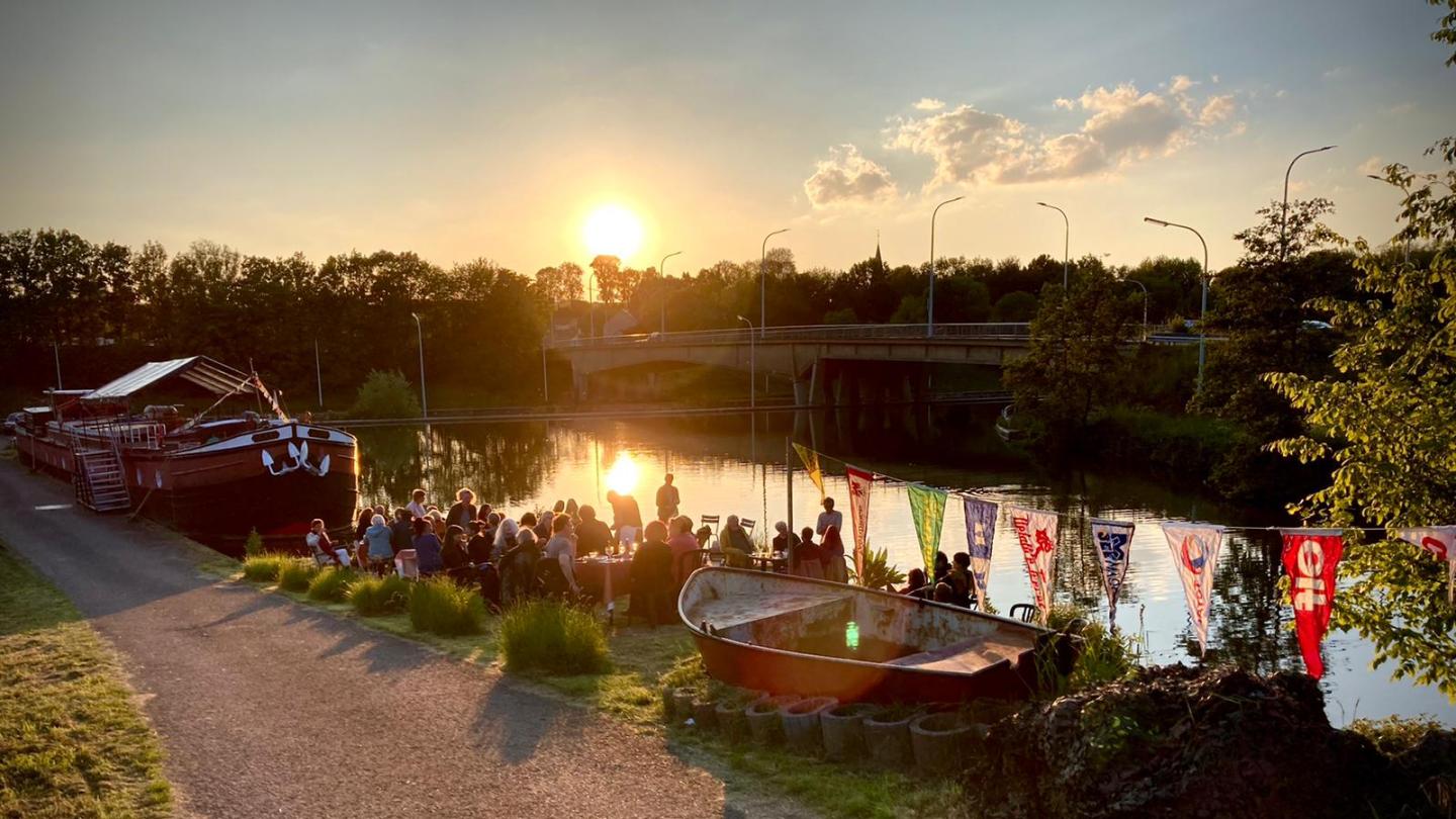 Coucher de soleil sur guinguette près de l'Agami